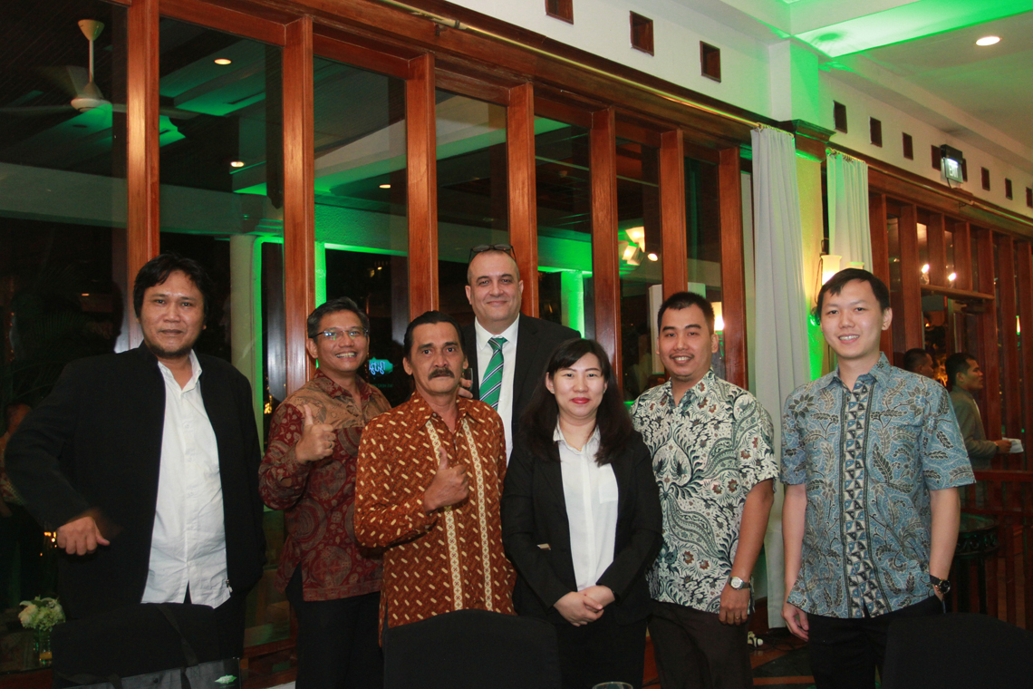 Luca Bernini, Managing Director Sales and Marketing South East Asia bei BITZER, (vierter von links) und die geladenen Gäste freuten sich über das 20-jährige Bestehen von BITZER Indonesien