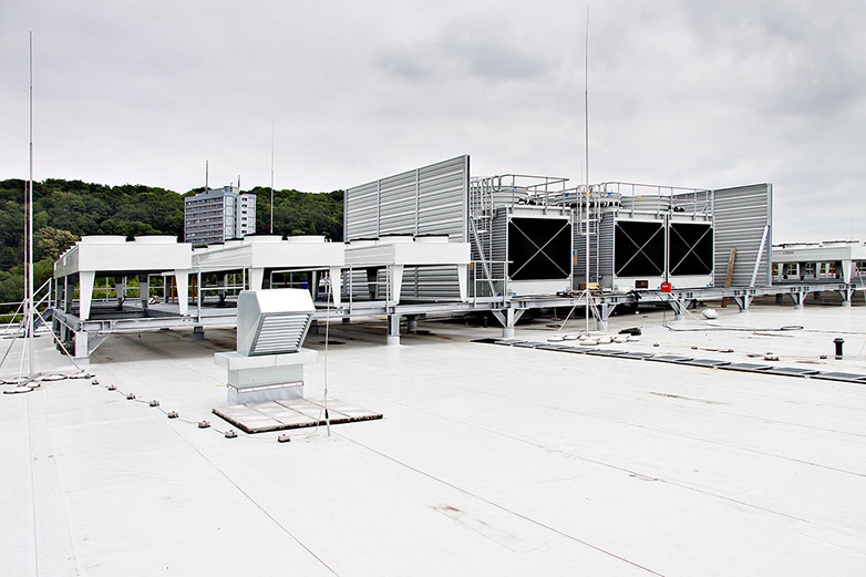Verflüssiger auf dem Dach des Werks von Lindt & Sprüngli
