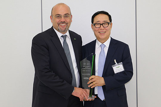 Gianni Parlanti, Chief Sales and Marketing Officer, and Keun Ok You, Managing Director of Sam Young, celebrate 30 years of success