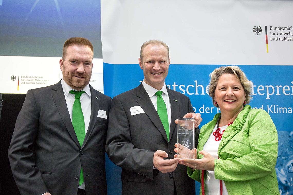 德国联邦环境部部长 Svenja Schulze 向比泽尔代表 Armin Walz 博士和 Andreas Riesch 博士（f.r.）颁发“Deutsche Kältepreis”