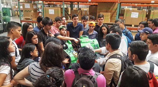 Studenten in Mexiko untersuchen einen BITZER Verdichter