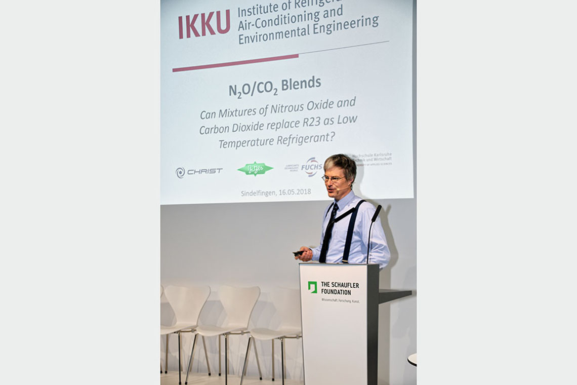 Prof. Dr. Michael Kauffeld, Speaker of the Institute of Refrigeration, Air-Conditioning, and Environmental Technology at Karlsruhe University of Applied Sciences, during his speech on the podium about „N₂O/CO₂ Blends“