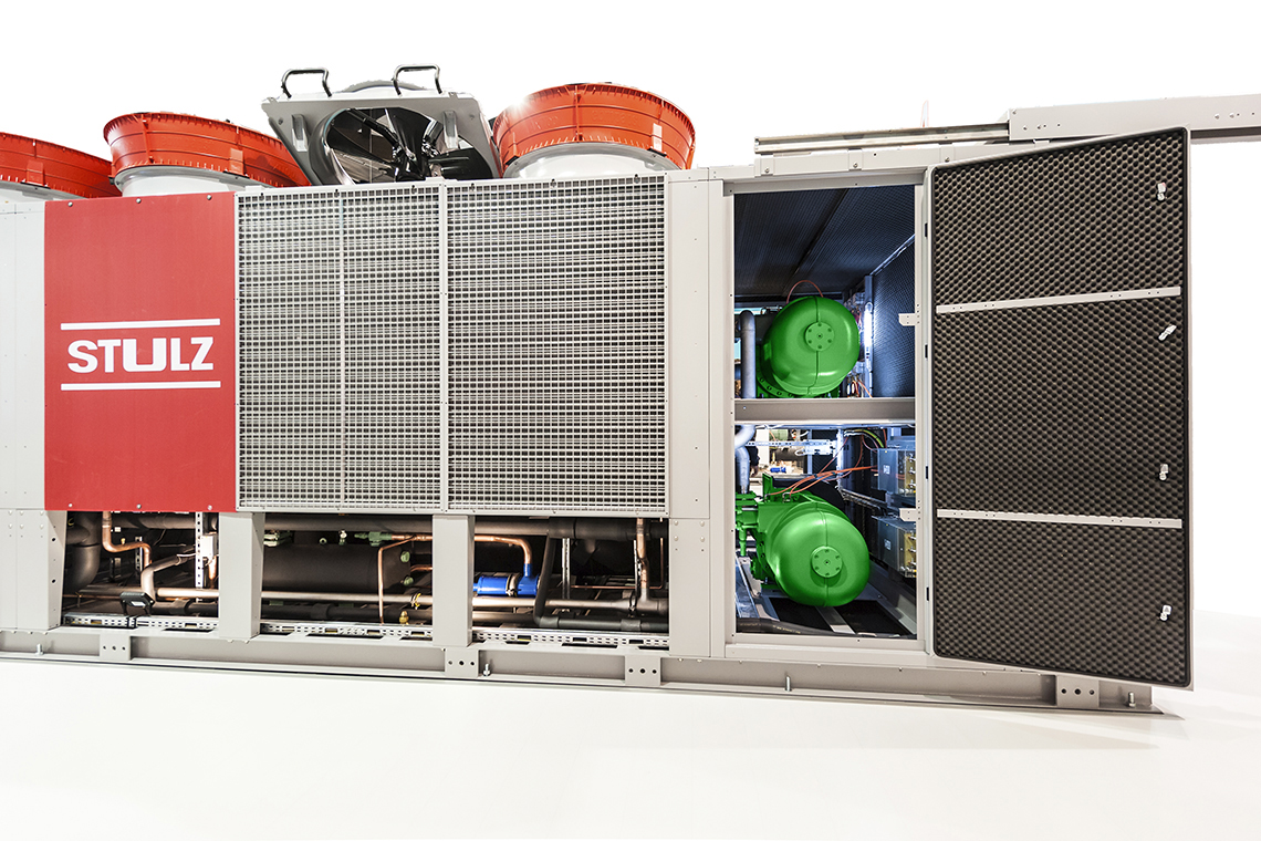 Stulz Cyber​​Cool-2 冷水机组配有两台比泽尔 CSH 螺杆式压缩机，该压缩机专为使用R134a制冷剂进行了优化，制冷量为 860 kW， Rotkäppchen-Mumm 目前正在使用该产品生产无酒精产品。图片：©Stulz