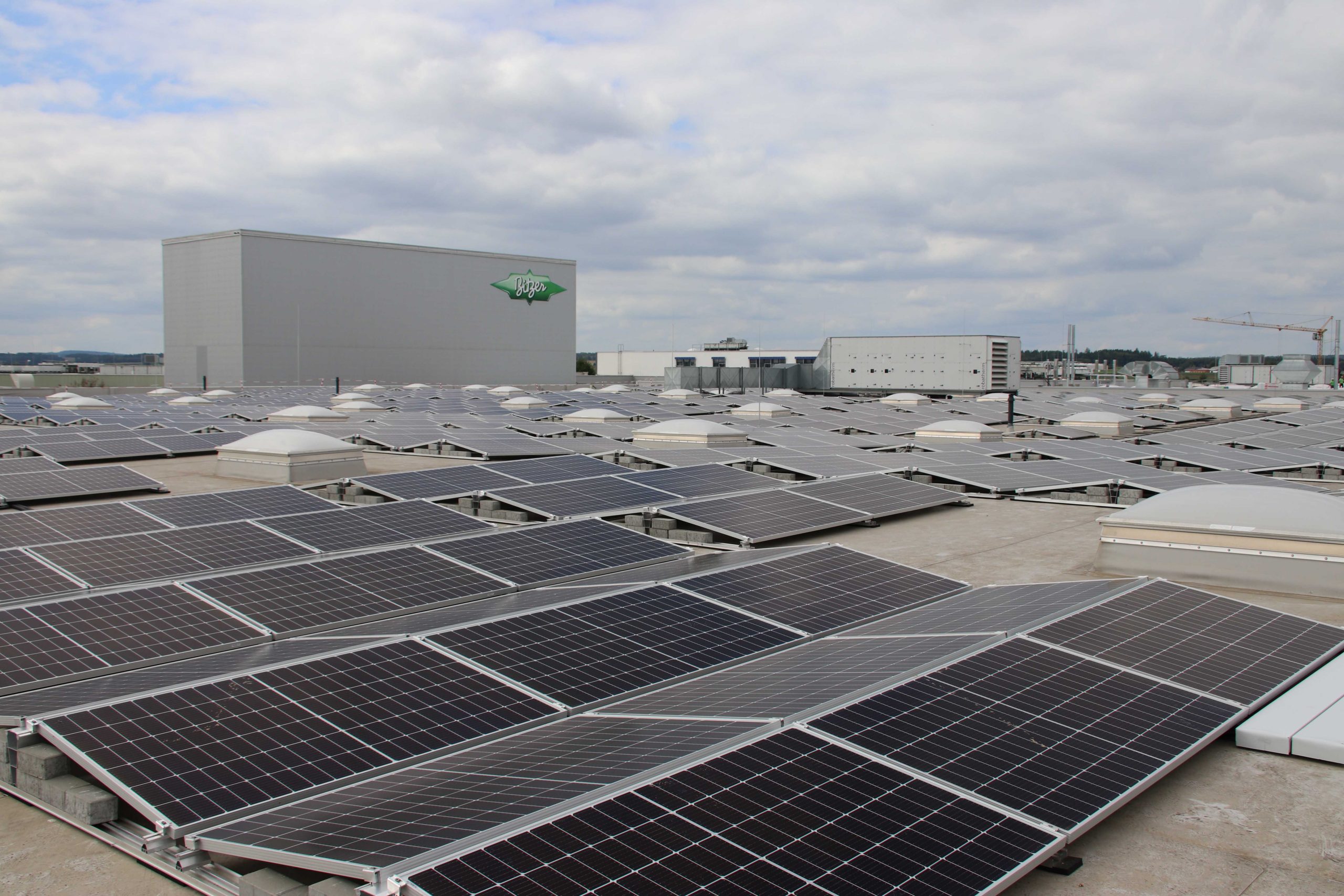 可持续发展是当今求职者关注的一个话题。在比泽尔罗滕堡-艾根兹宁根工厂，太阳能板的发电量能满足工厂自身 60% 以上的用电需求
